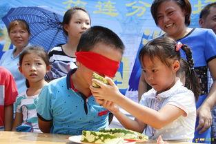 幼儿吃瓜比赛视频,萌娃们瓜果飘香展笑颜