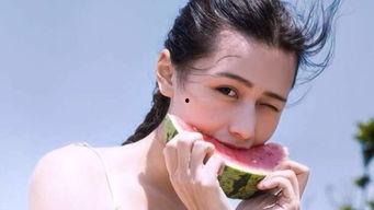 抱女人吃瓜,抱女人吃瓜的浪漫瞬间